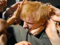 Ed Sheeran, mój azizam, otoczony przez tłum dłoni, które chcą go dotknąć.