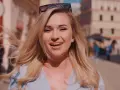 Uśmiechnięta blondynka w okularach na głowie, idealna do piosenki na 50 urodziny disco polo.