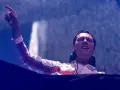 DJ Tiësto w Polsce, z palcem uniesionym w górę, wita publiczność.