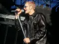 Layne Staley w skórzanej kurtce śpiewa do mikrofonu. Jego śmierć wciąż porusza fanów.