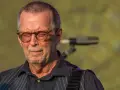 Eric Clapton zamyka oczy, jakby słyszał "Tears in Heaven". W okularach odbija się światło, a na twarzy maluje się zaduma.
