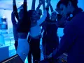 Impreza z DJ-em i tańczącymi ludźmi. Idealna playlista na 50 urodziny, pełna energii i radości.