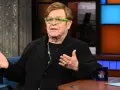 Elton John w zielonych okularach, z bogatym majątkiem, opowiada w programie.