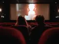 Para, siedząc w kinie, ogląda film. Zastanawia się, co to jest prequel i czy ten film nim jest.