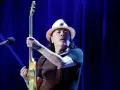 Carlos Santana z gitarą, gotowy do wykonania swoich niezapomnianych utworów.