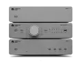 Czarny przetwornik cyfrowo-analogowy Cambridge Audio DacMagic 200M z pokrętłem i przyciskami na froncie.