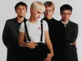 Zespół The Cranberries, z Dolores O'Riordan na pierwszym planie, w klasycznych stylizacjach. Ich utwory wciąż poruszają serca.
