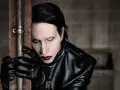 Marilyn Manson w Warszawie, w czarnej skórzanej kurtce i rękawiczkach, z charakterystycznym makijażem.