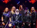 Judas Priest Polska: zespół w skórzanych kurtkach z ćwiekami, z motocyklem na scenie.