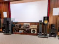 Wiele głośników i sprzętu audio tworzy idealne centrum rozrywki. To marzenie każdego miłośnika magazynu hi fi.