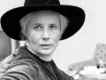 Agnieszka Osiecka w kapeluszu, zamyślona, jakby tworzyła kolejne teksty.