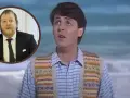 Młody Paul McCartney z zespołu The Beatles śpiewa, a obok niego w okrągłym kadrze widać starszego mężczyznę w garniturze.