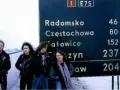 Metallica w Polsce, na drogowskazie do Radomska, Częstochowy i Katowic. Zimowa sceneria i legendarny zespół.