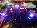 Nocny koncert na **arena cos torwar** przyciągnął tłumy. Kolorowe światła, sceny i namioty tworzą magiczną atmosferę.