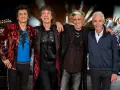 Członkowie The Rolling Stones pozują przed tłumem na jednym z ich niezapomnianych **koncertów**.