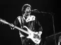 Paul McCartney, jeden z legendarnych amerykańscy piosenkarze lat 80., gra na gitarze basowej podczas koncertu.