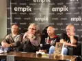 Czterech mężczyzn siedzi za stołem. Na pierwszym planie stoi książka "Perfect piosenki alfabetycznie".