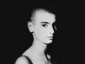 Ikoniczne ujęcie Sinéad O'Connor, symbolizujące jej niezapomniane utwory i odwagę.