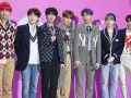 Siedmiu członków BTS w eleganckich strojach, gotowych na bts tour 2026.