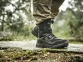 Czarne buty trekkingowe do czego służą? Do chodzenia po trudnym terenie, zapewniając stabilność i ochronę.