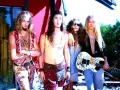 Wokalista Alice in Chains, Layne Staley, z zespołem pozuje do zdjęcia.