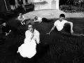 Zespół Dead Can Dance na trawie, w tym Lisa Gerrard w białej sukni.