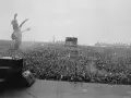 Ogromny tłum na koncercie Metallica Moskwa 1991. Wokalista na scenie, ręce w górze, wita fanów.