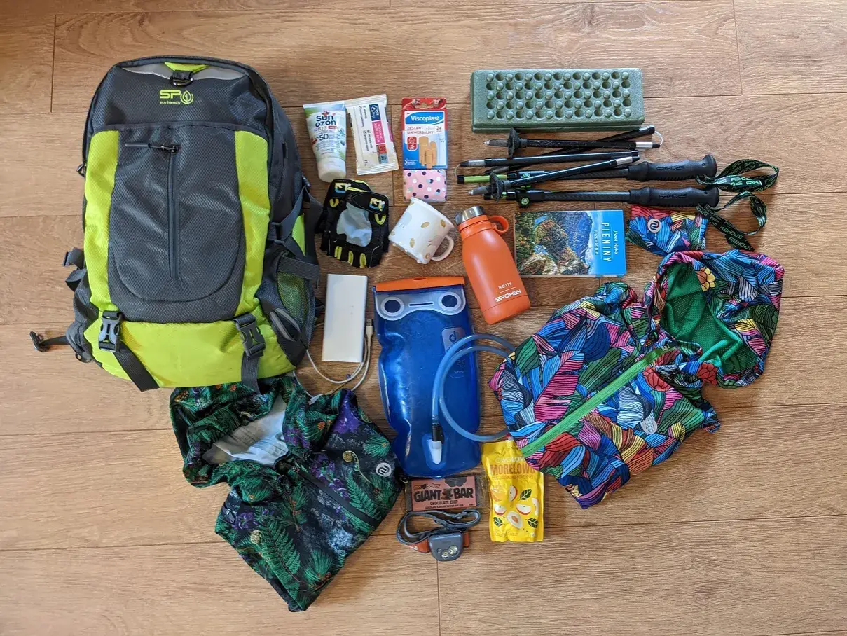 Plecak, kijki trekkingowe, bidon, apteczka, powerbank, czołówka, mapa, kurtka – to wszystko, co zabrać w góry na wyprawę.