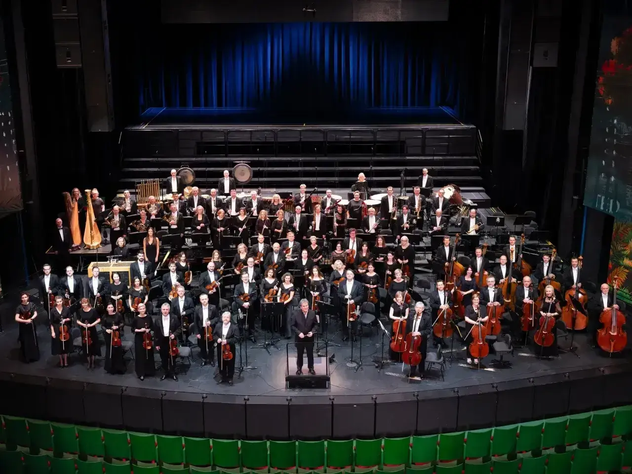 Orkiestra symfoniczna na scenie. Czy to opera? Tak, to wielka orkiestra, która gra muzykę operową.