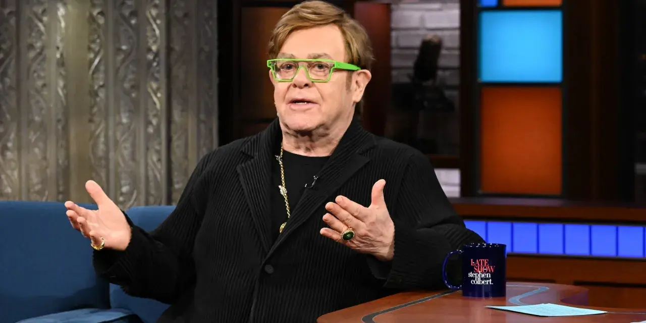 Elton John w zielonych okularach, z bogatym majątkiem, opowiada w programie.