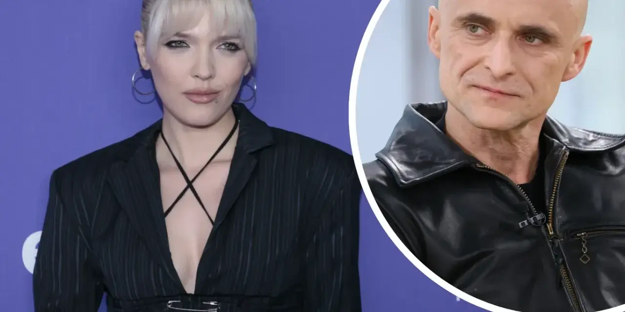 Daria Zawiałow w stylizacji z agrafką i łysy mężczyzna w skórzanej kurtce.