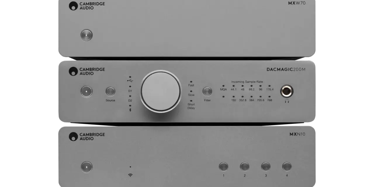 Czarny przetwornik cyfrowo-analogowy Cambridge Audio DacMagic 200M z pokrętłem i przyciskami na froncie.