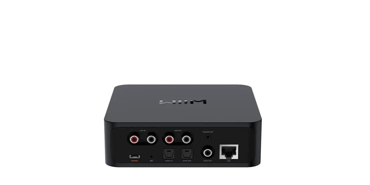 Czarny streamer audio z licznymi wejściami i wyjściami: Line In/Out, Trigger Out, Mic, SPDIF In/Out, Coax Out, LAN.