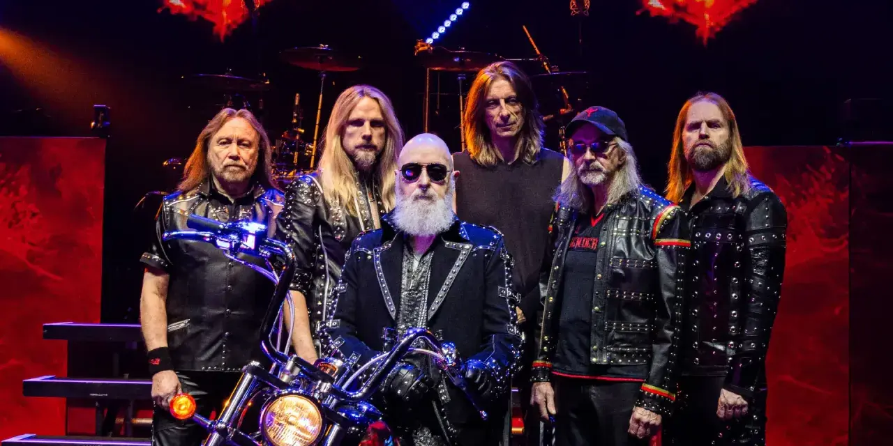 Judas Priest Polska: zespół w skórzanych kurtkach z ćwiekami, z motocyklem na scenie.