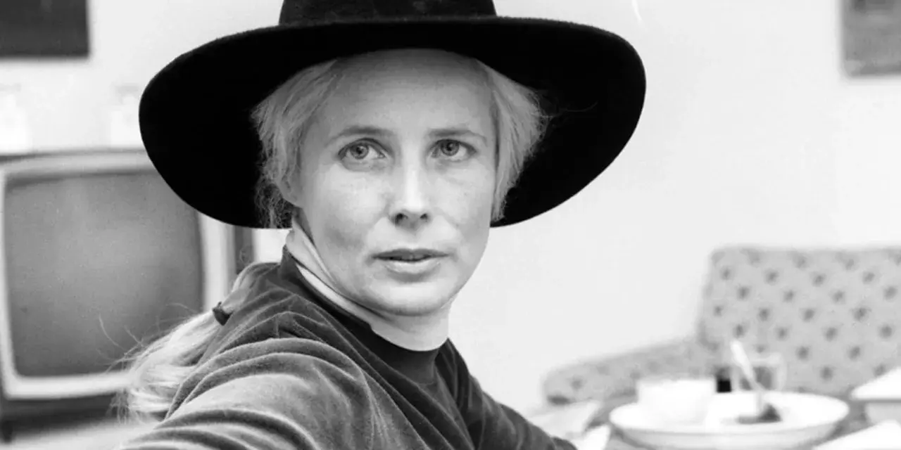 Agnieszka Osiecka w kapeluszu, zamyślona, jakby tworzyła kolejne teksty.