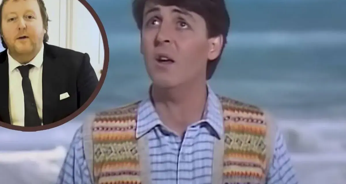 Młody Paul McCartney z zespołu The Beatles śpiewa, a obok niego w okrągłym kadrze widać starszego mężczyznę w garniturze.