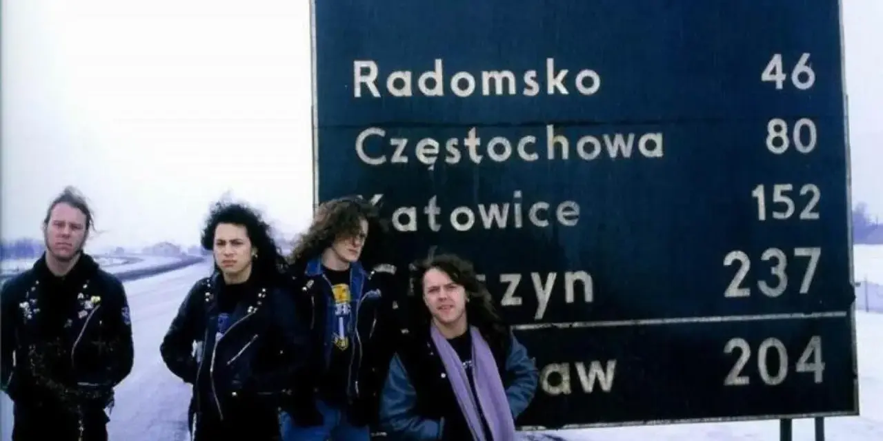 Metallica w Polsce, na drogowskazie do Radomska, Częstochowy i Katowic. Zimowa sceneria i legendarny zespół.