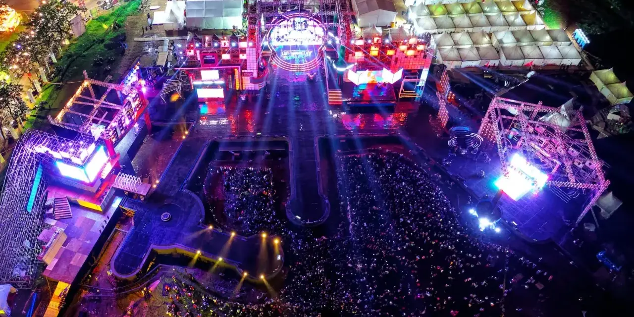 Nocny koncert na **arena cos torwar** przyciągnął tłumy. Kolorowe światła, sceny i namioty tworzą magiczną atmosferę.