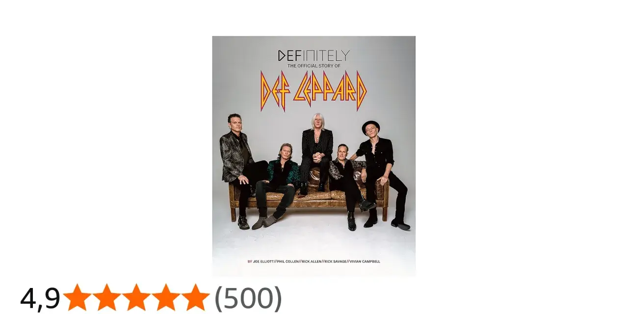 Okładka książki "Definitely: The Official Story of Def Leppard", z zespołem siedzącym na kanapie. Idealna dla fanów, którzy chcą poznać historię ich ulubionych **Def Leppard utwory**.