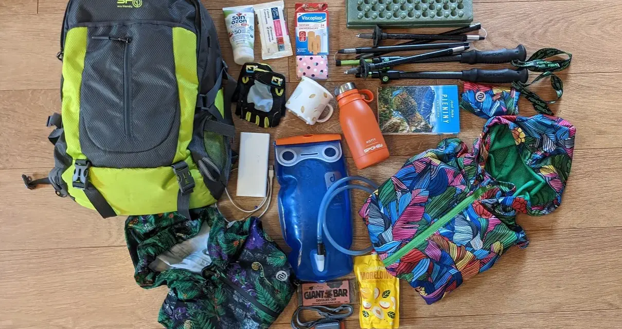 Plecak, kijki trekkingowe, bidon, apteczka, powerbank, czołówka, mapa, kurtka – to wszystko, co zabrać w góry na wyprawę.