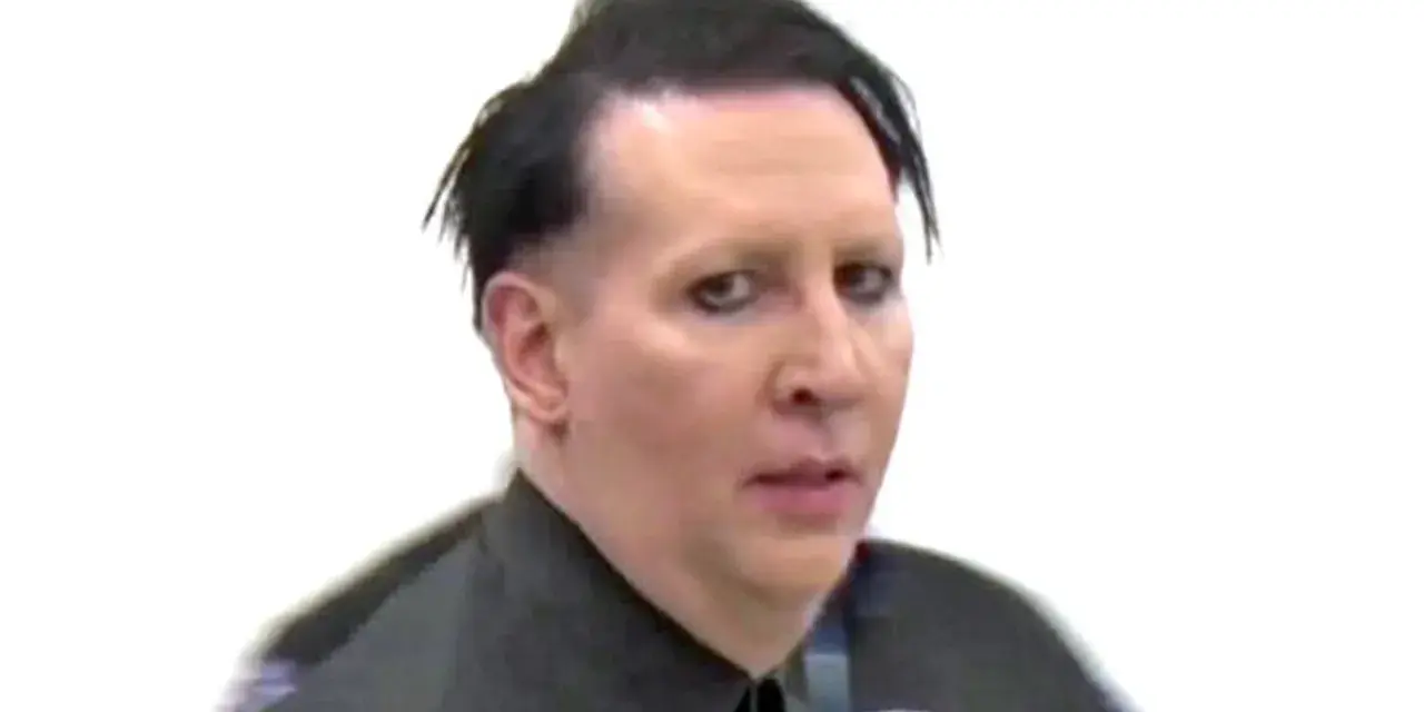 Marilyn Manson bez makijażu, z charakterystycznym makijażem oczu, w czarnej koszuli.
