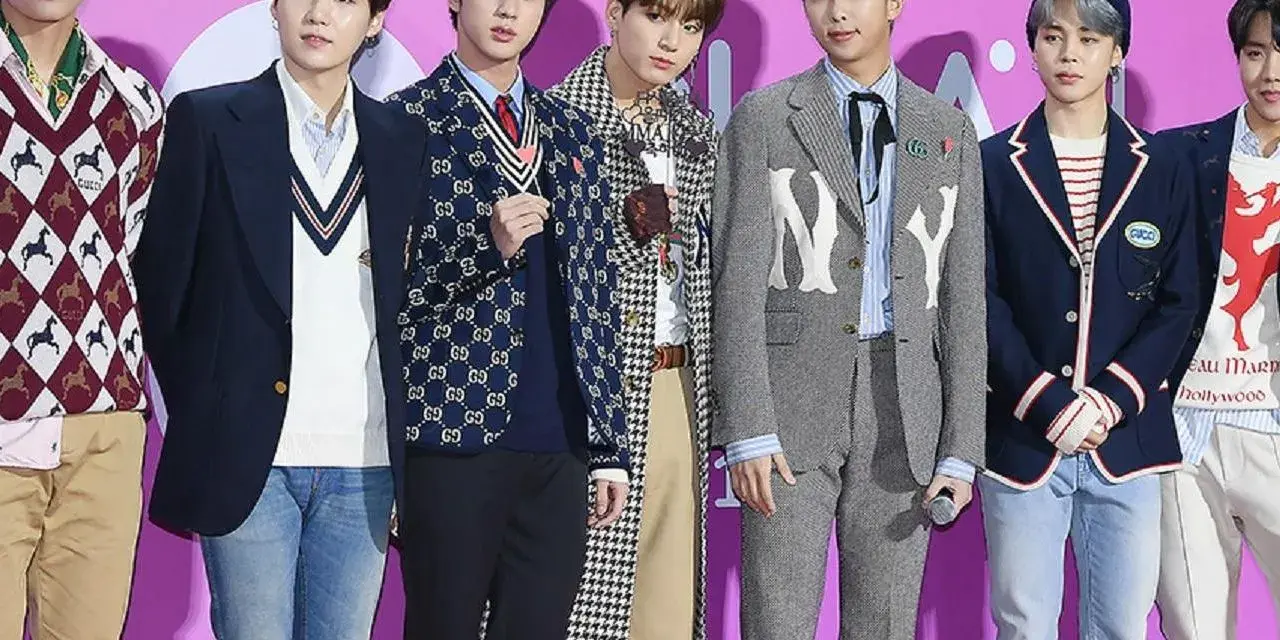 Siedmiu członków BTS w eleganckich strojach, gotowych na bts tour 2026.