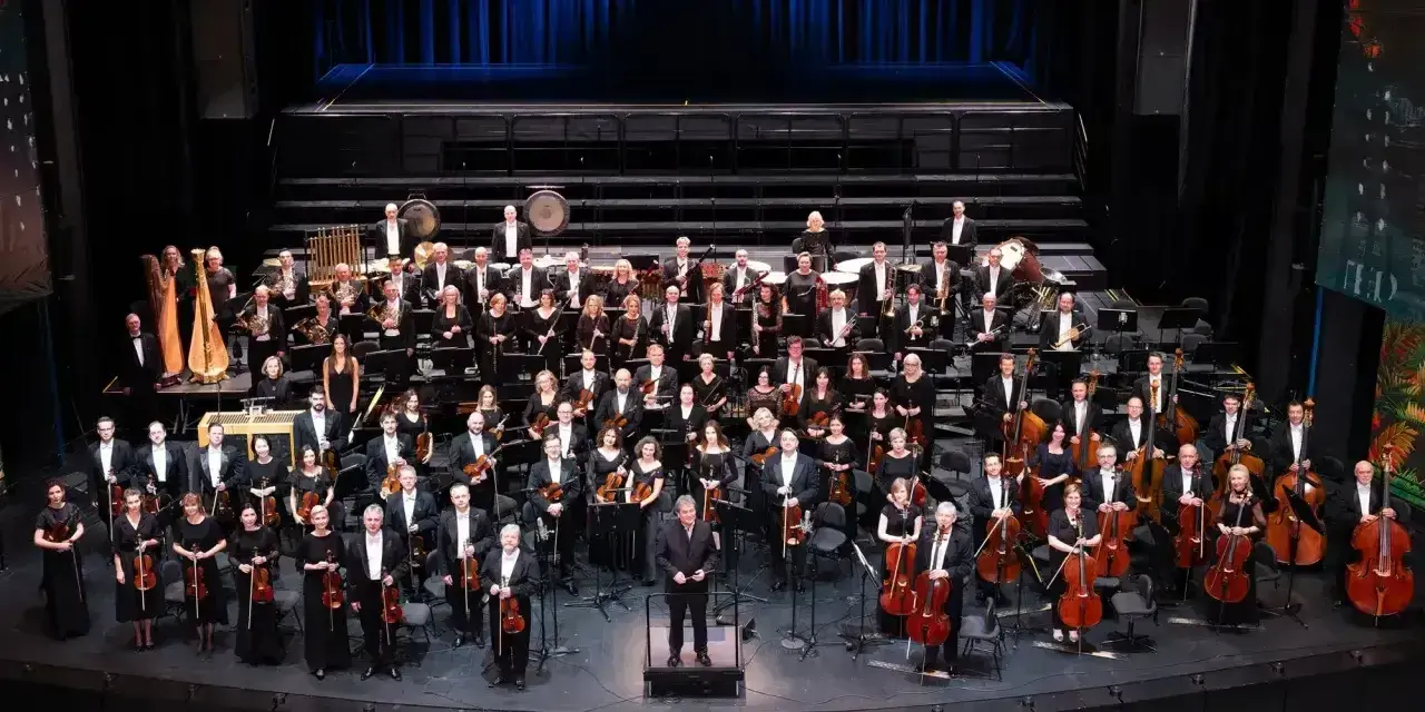 Orkiestra symfoniczna na scenie. Czy to opera? Tak, to wielka orkiestra, która gra muzykę operową.