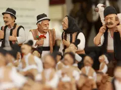 Figurki przedstawiające polską muzykę ludową: mężczyzna z kubkiem, drugi z kwiatem, trzeci z owcą na ramieniu.