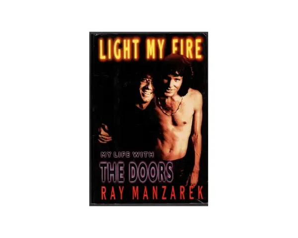 Okładka książki "My Life with The Doors" Raya Manzarka. Neonowy napis "LIGHT MY FIRE" nad dwoma mężczyznami.