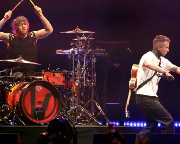 Tyler Joseph i Josh Dun podczas koncertu twenty one pilots w Polsce. Energia na scenie!
