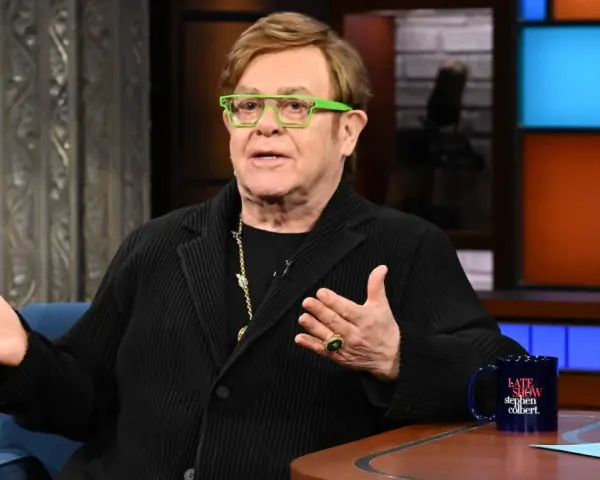 Elton John w zielonych okularach, z bogatym majątkiem, opowiada w programie.