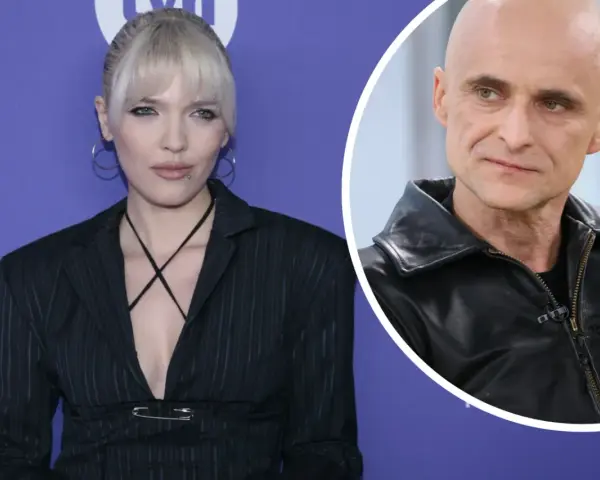Daria Zawiałow w stylizacji z agrafką i łysy mężczyzna w skórzanej kurtce.