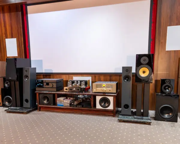 Wiele głośników i sprzętu audio tworzy idealne centrum rozrywki. To marzenie każdego miłośnika magazynu hi fi.