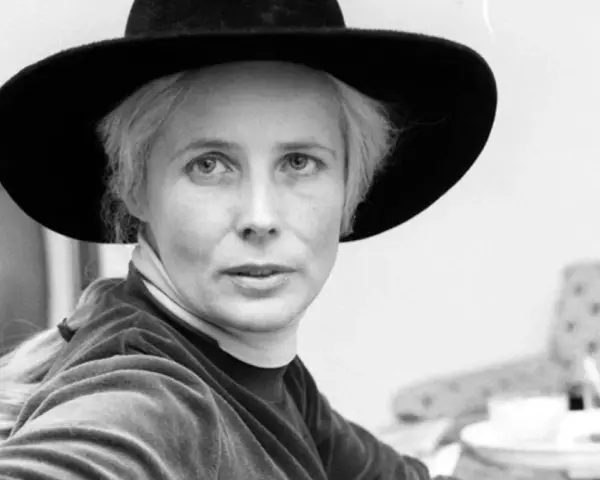 Agnieszka Osiecka w kapeluszu, zamyślona, jakby tworzyła kolejne teksty.